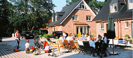 Ansicht Hofseite - Gutes nachbarschaftliches Zusammenleben im Heidehof Hamburg Quickborn-Heide - Doppelhaushälften von Pohl & Prym
